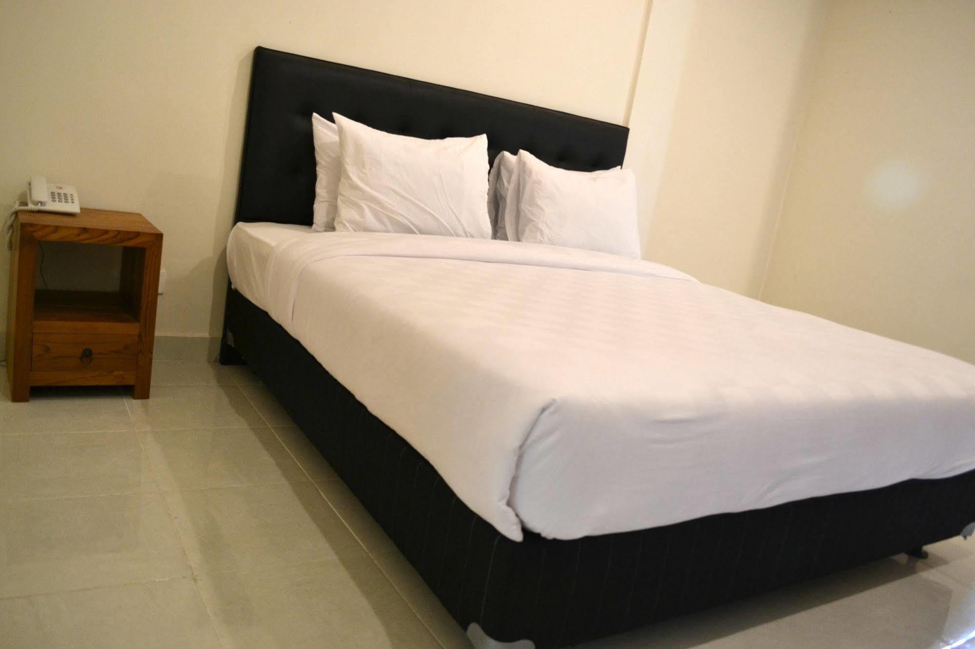 Ivanka Airport Inn Kuta  Bagian luar foto